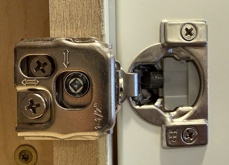 Soft-Close Overlay Hinge