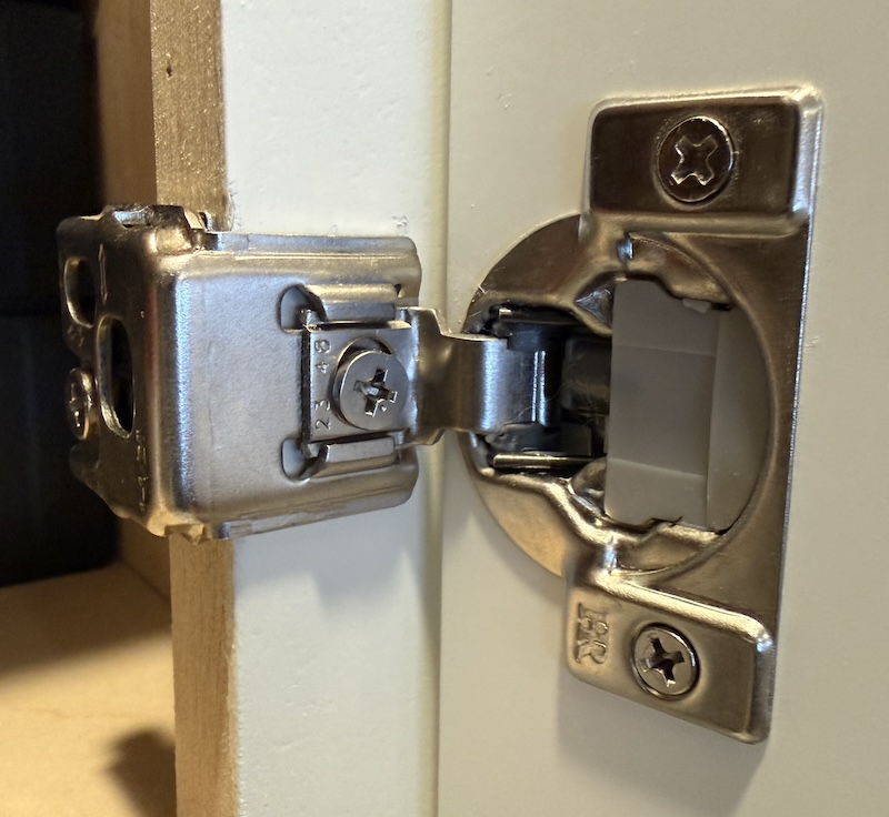 Soft-Close Overlay Hinge